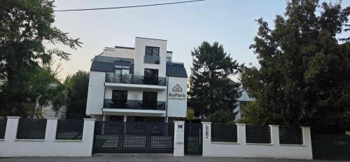 Un edificio blanco con una valla delante. en Aupark Apartments, en Viena