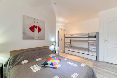 a bedroom with a bed and a bunk bed at Vacances de rêves - Olympique in Chamrousse