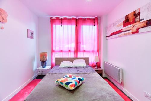 a bedroom with a large bed in a pink room at Vacances de rêves - Olympique in Chamrousse