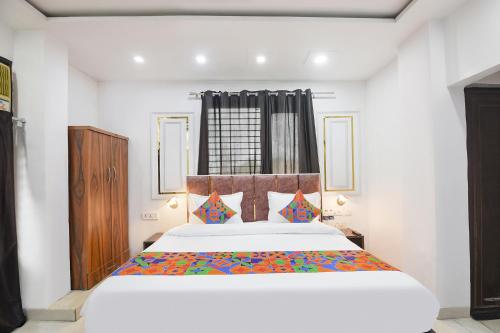 Katil atau katil-katil dalam bilik di FabHotel Celebration Home
