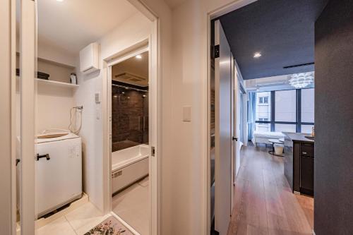 大阪Namba River Side Garden Hotel的带水槽和浴缸的小浴室