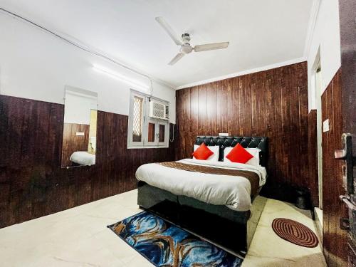 Katil atau katil-katil dalam bilik di Hotel South 5 Mins From US Embassy - Chanakyapuri