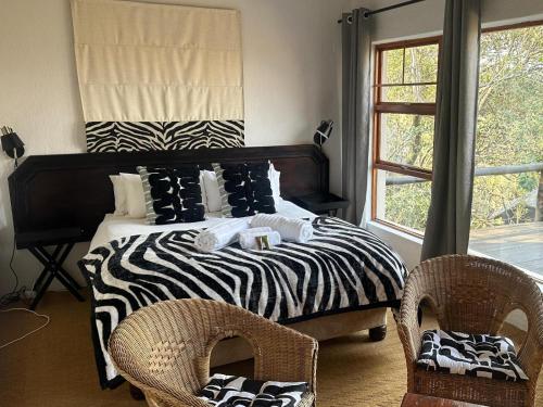 Ένα ή περισσότερα κρεβάτια σε δωμάτιο στο Leopard Lodge