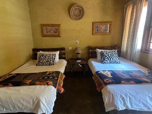 Ένα ή περισσότερα κρεβάτια σε δωμάτιο στο Leopard Lodge