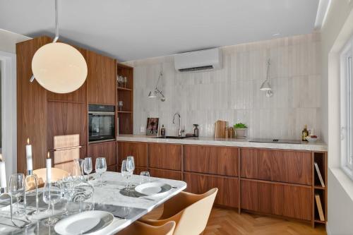 Un comedor con una mesa y una cocina. en Luxury Design Apartment with Local Art, en Haugesund