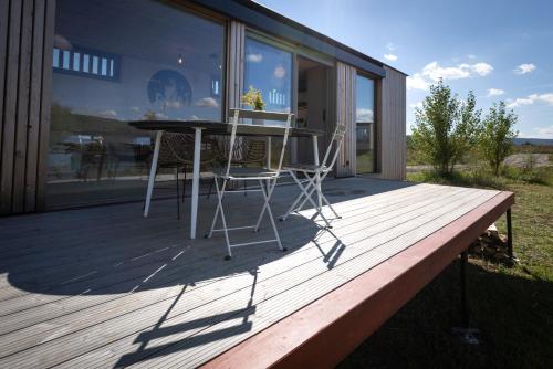 Glamping Jezerooooにあるバルコニーまたはテラス