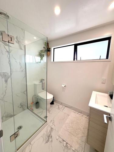 Bilik mandi di Near Stadium and railway station 3 beds 1 bath townhouse with Car Park onsite