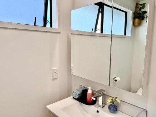 Gambar di galeri bagi Near Stadium and railway station 3 beds 1 bath townhouse with Car Park onsite di Christchurch