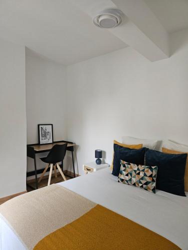 En eller flere senge i et værelse på Aux'Cerfs - Vue cathédrale