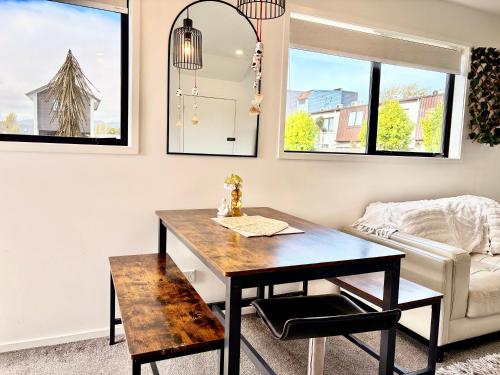 Ruang duduk di Near Stadium and railway station 3 beds 1 bath townhouse with Car Park onsite