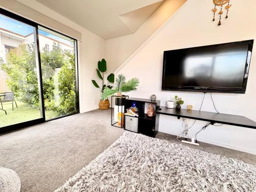 Televisyen dan/atau pusat hiburan di Near Stadium and railway station 3 beds 1 bath townhouse with Car Park onsite