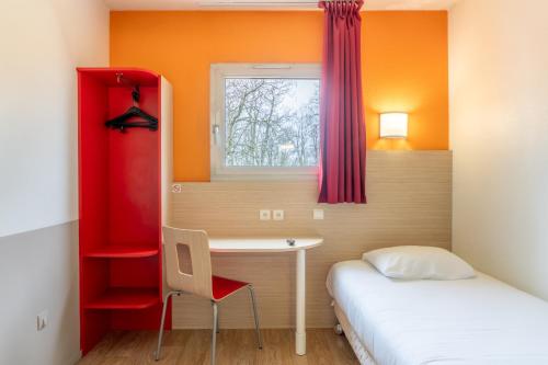 Una cama o camas en una habitación de Premiere Classe Bordeaux Nord - Lac