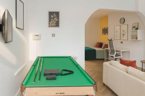 a living room with a pool table in a room at Colson - Best Find in Portsmouth, Sleeps 4, Centrally Located near City Centre, Gunwharf and University, Pool Table in Portsmouth
