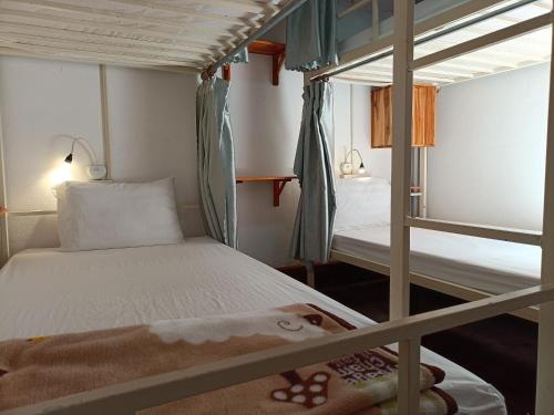En eller flere senge i et værelse på City Center Hostel