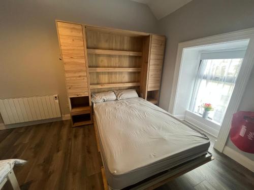 Postel nebo postele na pokoji v ubytování Corner House Accommodation