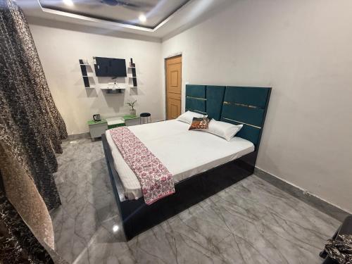 un dormitorio con una cama grande en una habitación en Sneham home stay, en Vrindāvan
