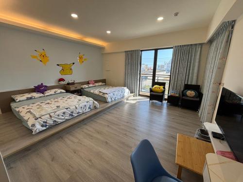 a bedroom with two beds and a living room at Fu Lai Residence in Magong