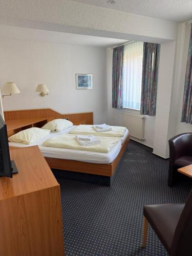 Postel nebo postele na pokoji v ubytování Alcor Hotel Störtebeker