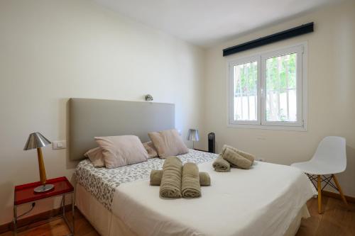 a bedroom with a large white bed with a window at Lovely Peaceful Home By CanariasGetaway in San Agustin
