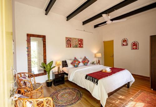 une chambre avec un lit, une table et des chaises dans l'établissement Amrai by Kivaara, à Kishangarh