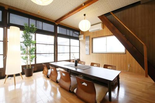 una sala da pranzo con tavolo e sedie di Kiryucho House a Takayama