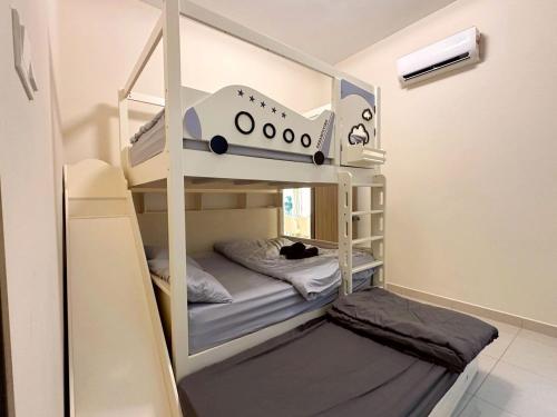 a small room with bunk beds in a room at Desaru 918 Muji Villa in Bandar Penawar