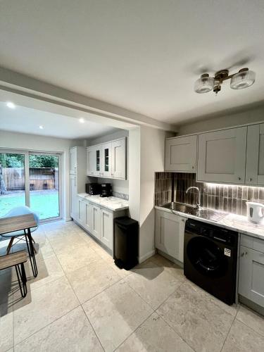 Køkken eller tekøkken på 3 Bedroom House with Parking