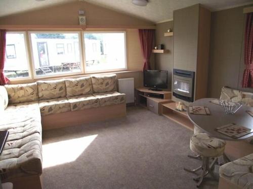 マインヘッドにあるButlins Minehead - Holiday Accommodation 1700のソファとテーブルのあるリビングルーム