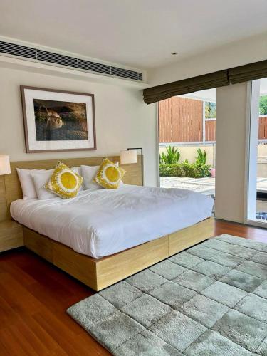 เตียงในห้องที่ The Chava Resort