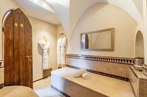 マラケシュにあるRiad Kibiraのバスルーム(鏡、マネキン2枚付)