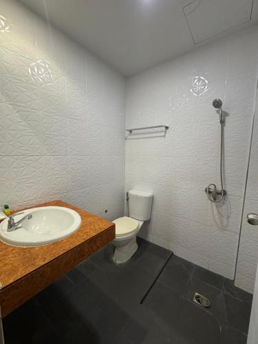 a bathroom with a sink and a toilet at Baan Phu Chalong Place in Ban Suan