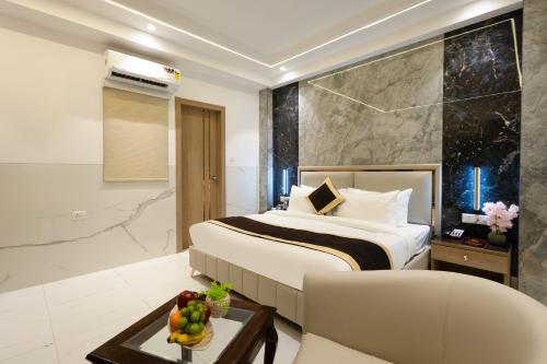 新德里Dahabi Era Delhi Airport - 9 min fr Airport的一间卧室，配有一张特大号床和一张桌子