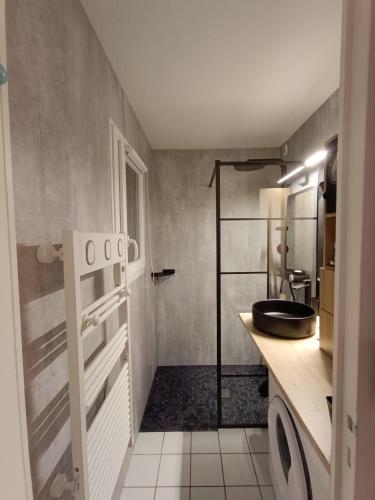a small kitchen with a sink and a refrigerator at La Pomme de Mer in Saint-Gildas-de-Rhuys