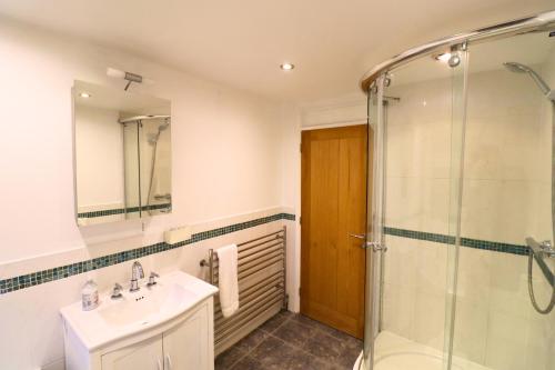 un baño con lavabo y ducha en Weybridge Stunning Five Bedroom House With Garden, en Oatlands Park