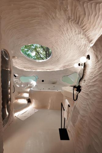 a room with a circular ceiling with a window at Serenity Lodge in Dragomirna