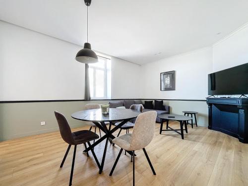 a dining room with a table and chairs at Emeraude vue mer MALO LES BAINS in Dunkerque