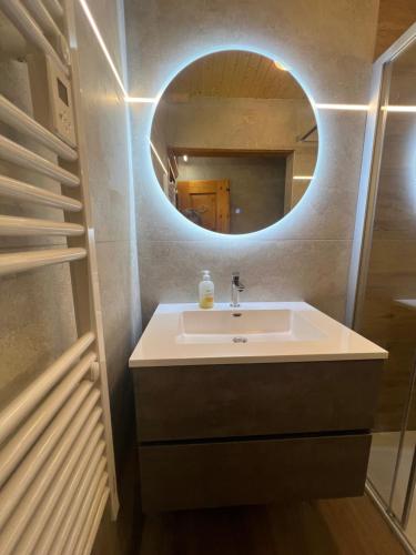 een badkamer met een wastafel en een spiegel bij Gerhards Landhaus in Wagrain