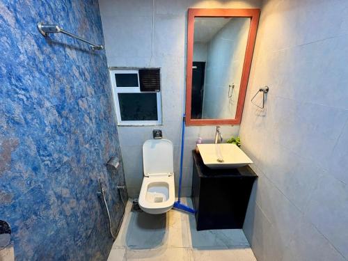 Ένα μπάνιο στο Studio - 27, One Bedroom Apt- Bandra west