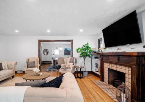 Televisyen dan/atau pusat hiburan di Charming Cleveland Home