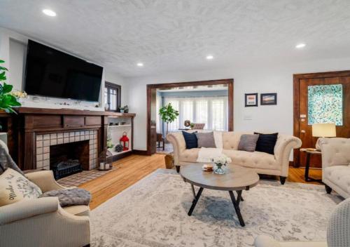 Televisyen dan/atau pusat hiburan di Charming Cleveland Home