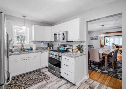 Dapur atau dapur kecil di Charming Cleveland Home