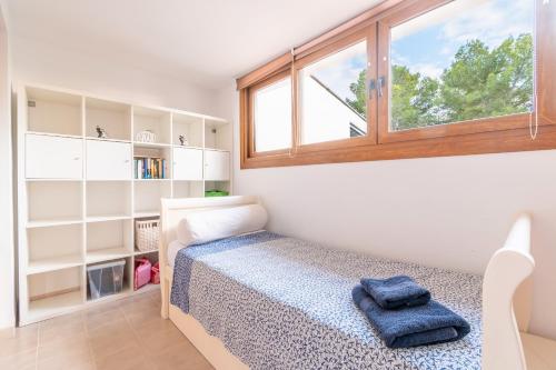 Un dormitorio pequeño con una cama y una ventana. en Casa Claper, en Campos