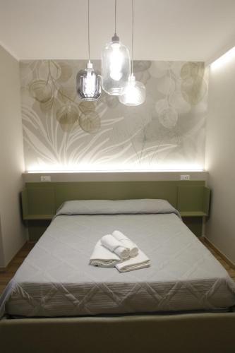 a bed with two white towels on top of it at B&B La Colonna in Soveria Mannelli