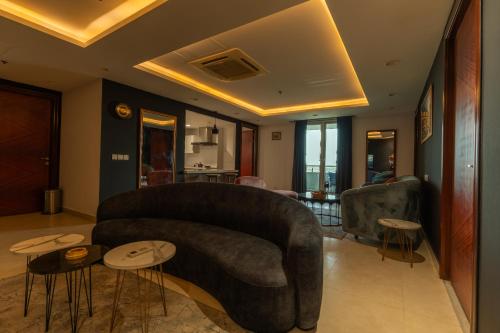 Gold Crest Luxury Hotel Apartments-City View DHA Lahoreにあるシーティングエリア