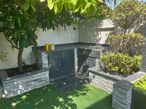 Een tuin van Dubai Hills Mahek Holiday Villa