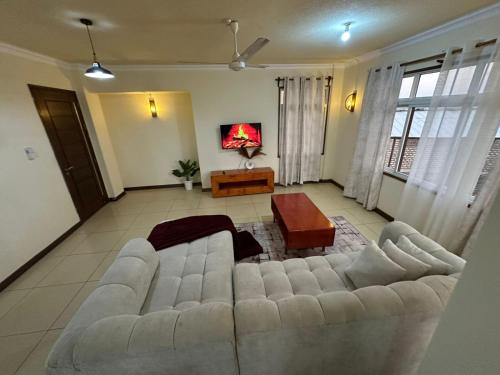 Μια τηλεόραση ή/και κέντρο ψυχαγωγίας στο Millville Apartments Shanzu