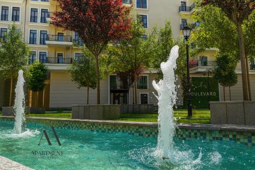 タシュケントにあるBoulevard - Apartment hotelsの建物前のプールの噴水