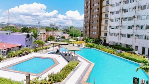 une vue aérienne d'une piscine dans un immeuble dans l'établissement AACozyStays, à Cagayán de Oro