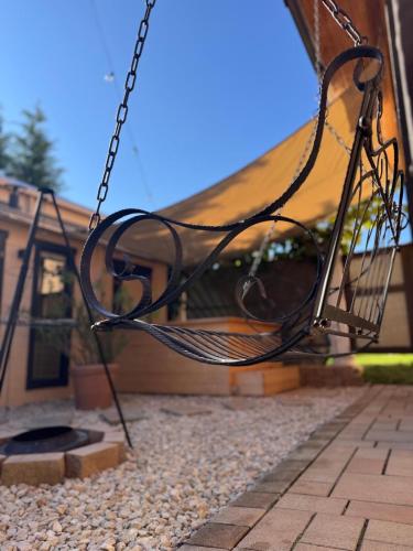 a swing in front of a house with a tent at Wellness-Ferienwohnung mit Sauna, Massagen, beheizbarem Whirlpool & eigener Bierzapfanlage in Pomssen