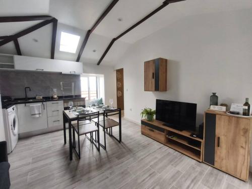 セイシャルにあるEstrela do Norteの部屋にテーブルと椅子のあるキッチン